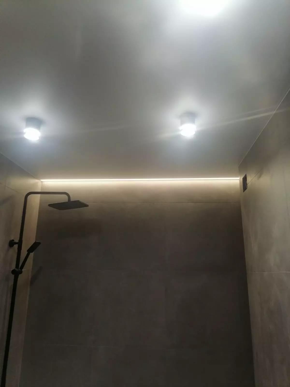 Серый натяжной потолок