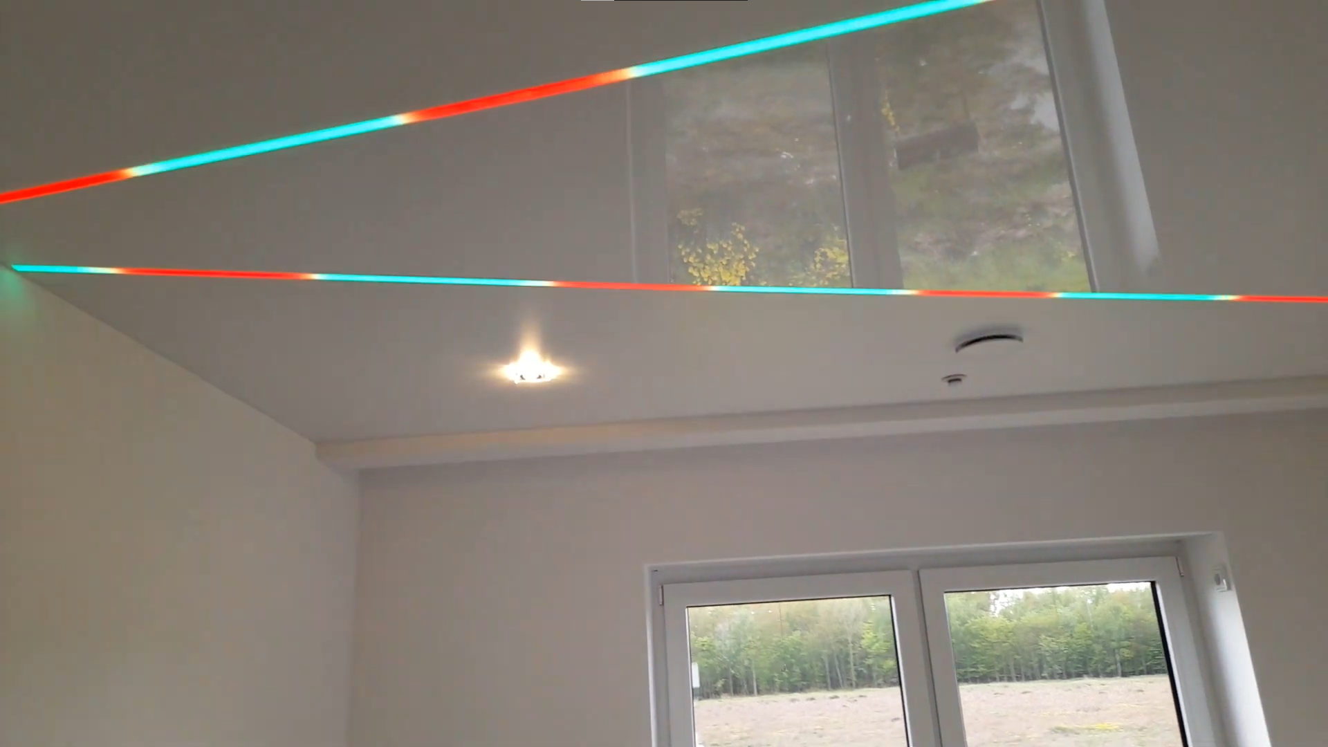 Натяжные потолки в зал со световыми линиями, фото 1